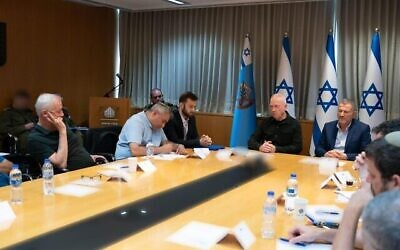 Le ministre de la Défense Yoav Gallant assiste à une réunion de la commission des affaires étrangères et de la défense de la Knesset, le 12 août 2024. (Ariel Hermoni/Ministère de la Défense)