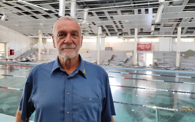 Beni Ben Muvhar, chef du conseil régional de Mevoot HaHermon, à l'intérieur du centre d'hydrothérapie endommagé, le 13 août 2024. (Crédit : Gavriel Fiske/TOI)