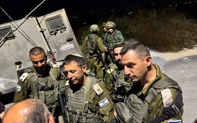 Le chef du Commandement du Centre de l’armée israélienne, le général de division Avi Bluth et le chef de l'Administration civile, le général de brigade Hisham Ibrahim, visitant le village de Jit, en Cisjordanie, le 19 août 2024. (Crédit : Armée israélienne)