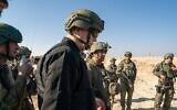 Le ministre de la Défense Yoav Gallant rencontrant des troupes de l’armée israélienne stationnées le long du corridor Philadelphi, la zone frontalière entre l'Égypte et Gaza, le 21 août 2024. (Crédit : Ariel Heremoni/Ministère de la Défense)