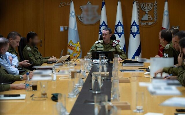 Le chef d'état-major de l’armée israélienne, le lieutenant-général Herzi Halevi, tenant une évaluation avec des officiers supérieurs aux quartiers généraux de l'armée de la Kirya, à Tel Aviv, le 25 août 2024. (Crédit : Armée israélienne) Le chef d'état-major de l’armée israélienne, le lieutenant-général Herzi Halevi, tenant une évaluation avec des officiers supérieurs aux quartiers généraux de l'armée de la Kirya, à Tel Aviv, le 25 août 2024. (Crédit : Armée israélienne)