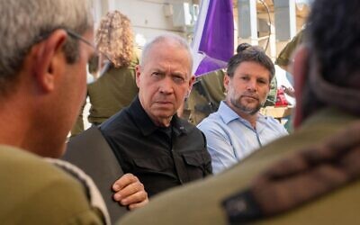 Le ministre de la Défense Yoav Gallant (centre gauche) et le ministre des Finances Bezalel Smotrich (à droite) rencontrant des commandants de réserve de l’armée israélienne, non loin de la frontière de Gaza, le 28 août 2024. (Crédit : Ariel Hermoni/Ministère de la Défense)