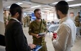Un soldat israélien s'adressant à des appelés ultra-orthodoxes, à la base de Tel HaShomer, dans le centre d'Israël, le 6 août 2024. (Crédit : Armée israélienne)