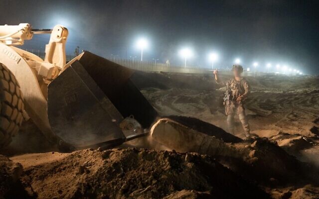 Les troupes de l’armée israélienne recherchant des tunnels le long du couloir dit de « Philadelphi », qui sépare l'Égypte de la bande de Gaza, sur une photo publiée le 15 août 2024. (Crédit : Armée israélienne) Les troupes de l’armée israélienne recherchant des tunnels le long du couloir dit de « Philadelphi », qui sépare l'Égypte de la bande de Gaza, sur une photo publiée le 15 août 2024. (Crédit : Armée israélienne)