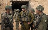 Le chef d'état-major de l'armée israélienne, le lieutenant-général Herzi Halevi, s'adressant aux troupes dans un tunnel du Hamas découvert dans la zone frontalière entre l'Égypte et Gaza, le 14 août 2024. (Crédit : Armée israélienne)