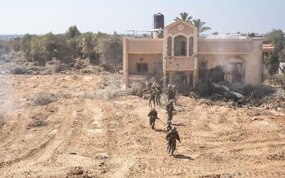 Des soldats de l'armée israélienne opérant dans la bande de Gaza, sur une photo publiée le 17 août 2024. (Crédit : Armée israélienne)