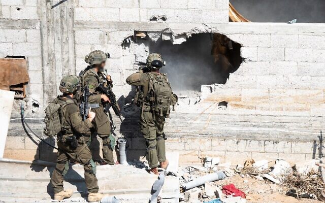 Les troupes de l'armée israélienne opérant dans la bande de Gaza, sur une image autorisée à la publication le 18 août 2024. (Crédit : Armée israélienne) Les troupes de l'armée israélienne opérant dans la bande de Gaza, sur une image autorisée à la publication le 18 août 2024. (Crédit : Armée israélienne)