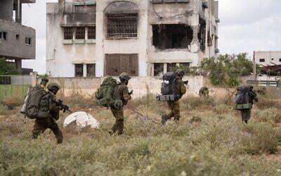 Photo d'illustration : Des réservistes de la 252e division opérant dans le corridor de Netzarim dans le centre de la bande de Gaza, sur une photo publiée le 25 août 2024. (Crédit : Armée israélienne)