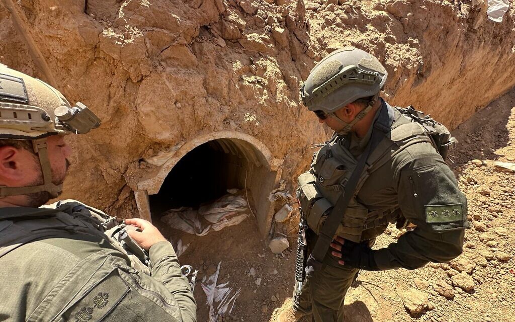 Des soldats de l'armée israélienne, à l'entrée d'un tunnel, dans le centre de la bande de Gaza, sur une photo diffusée le 28 août 2024. (Crédit : Armée israélienne)