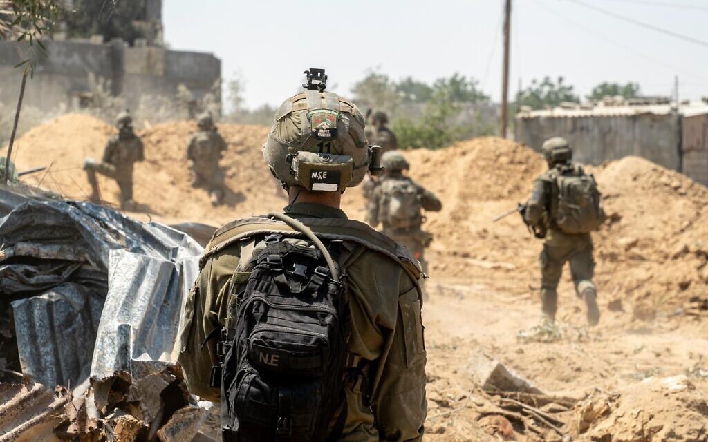 Des troupes de la 7e brigade du Corps Blindé Mécanisé de l’armée israélienne opérant, à la périphérie de Deir al-Balah, dans le centre de la bande de Gaza, sur une photo diffusée, publiée le 24 août 2024. (Crédit : Armée israélienne)