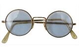 Une paire de lunettes bleues offerte par John Lennon. (Crédit : Catherine Southon Auctions)