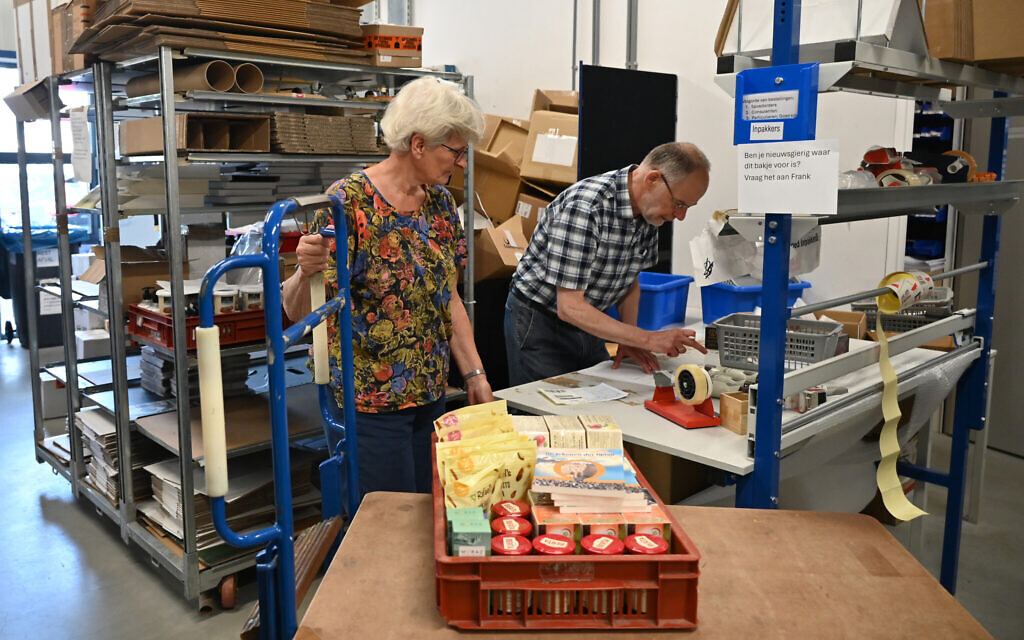 Huib Kriekaard et Ina Straatsma-Elzes travaillent au Centre de produits israéliens au siège du groupe Chrétiens pour Israël dans la ville néerlandaise de Nijkerk, le 5 juin 2024. (Canaan Lidor / Times of Israel) Huib Kriekaard et Ina Straatsma-Elzes travaillent au Centre de produits israéliens au siège du groupe Chrétiens pour Israël dans la ville néerlandaise de Nijkerk, le 5 juin 2024. (Canaan Lidor / Times of Israel)