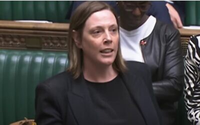 La ministre britannique chargée de la protection des femmes et des filles et de la lutte contre la violence à leur égard, Jess Phillips, s'exprime devant le parlement, à Londres, le 14 mai 2024. (Crédit : YouTube, used in accordance with Clause 27a of the Copyright Law)