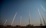 Des tirs de missile lors d'un entraînement des Corps des gardiens de la révolution iraniens, le 15 juillet 2021. (Crédit : IRGC/Sepahnews via AP)