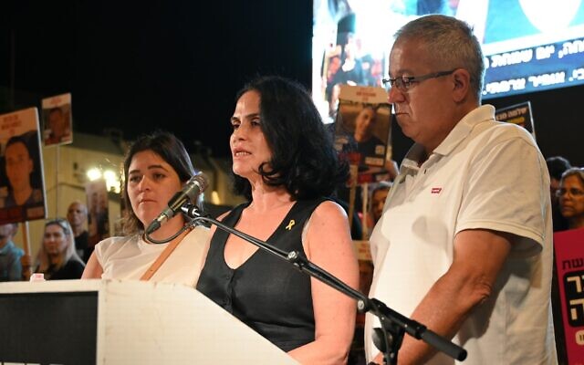 Richelle Tzarfati, mère d’Ofir Tzarfati, captif du Hamas assassiné, s’adresse à la foule lors d’un rassemblement sur la place des otages, à Tel Aviv, le 11 mai 2024. (Paulina Patimer/Forum pour les otages et les familles des disparus) Richelle Tzarfati, mère d’Ofir Tzarfati, captif du Hamas assassiné, s’adresse à la foule lors d’un rassemblement sur la place des otages, à Tel Aviv, le 11 mai 2024. (Paulina Patimer/Forum pour les otages et les familles des disparus)
