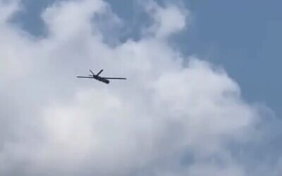 Des images prises par un observateur dans le nord d'Israël montrant un drone d'attaque du Hezbollah qui a traversé le Liban, le 6 août 2024. (Crédit : Capture d'écran vidéo ; utilisée conformément à l'article 27a de la loi sur le droit d'auteur)
