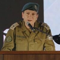 Le général de division Aharon Haliva s'exprimant lors d'une cérémonie de passation de pouvoirs à la base de Glilot, à proximité de Herzliya, le 21 août 2024. (Crédit : Capture d'écran/Armée israélienne)