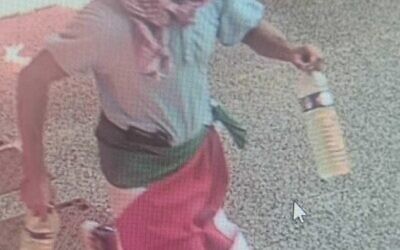 Un suspect de terrorisme filmé par une caméra de surveillance à l'extérieur de la synagogue Beth Yaacov dans la station balnéaire française de La Grande Motte, le 24 août 2024. (Crédit : Capture d'écran X ; utilisée conformément à la clause 27a de la loi sur le droit d'auteur)