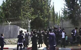 Des manifestants extrémistes haredim pénétrant dans le bureau de recrutement de l’armée israélienne pour protester contre la conscription des ultra-orthodoxes étudiant en yeshiva, à la base de Tel HaShomer, le 6 août 2024. (Crédit : Capture d'écran ; utilisée conformément à la clause 27a de la loi sur le droit d'auteur)