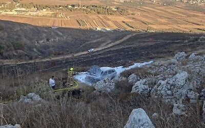 La voiture incendiée de plusieurs Arabes israéliennes qui ont été attaquées après être entrées par erreur dans l'avant-poste de Givat Ronen, en Cisjordanie, le 9 août 2024. (Crédit : Capture d'écran via les réseaux sociaux ; utilisée conformément à la clause 27a de la loi sur le droit d'auteur)