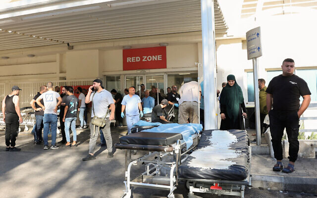 Devant un hôpital de Beyrouth où des membres du Hezbollah sont amenés pour être soignés après l'explosion d'appareils de radiomessagerie au Liban, le 17 septembre 2024. (Crédit : REUTERS/Mohamed Azakir)