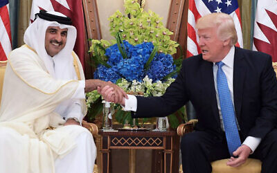 L'émir du Qatar, le cheikh Tamim Ben Hamad Al-Thani, à droite, rencontre le président américain Donald Trump à Ryad, le 21 mai 2017. (Crédit : Mandel Ngan/AFP)