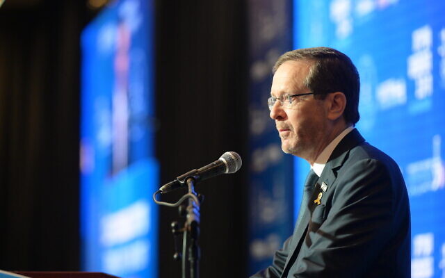 Le président Isaac Herzog s'exprimant lors de la conférence annuelle de l'Association du barreau d'Israël, à Tel Aviv, le 3 septembre 2024. (Crédit : Amos Ben Gershom/GPO) Le président Isaac Herzog s'exprimant lors de la conférence annuelle de l'Association du barreau d'Israël, à Tel Aviv, le 3 septembre 2024. (Crédit : Amos Ben Gershom/GPO)