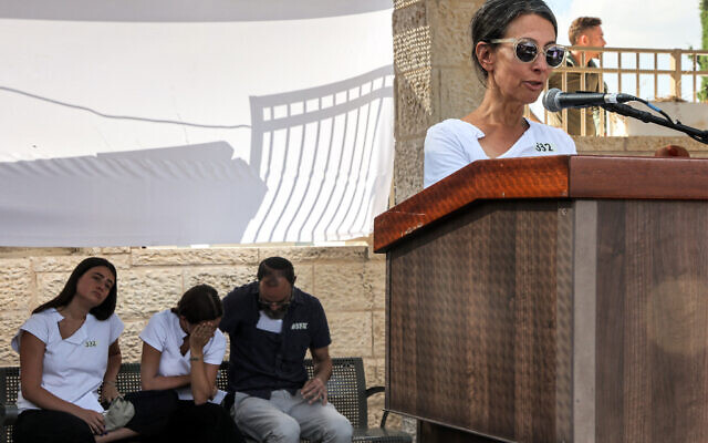Rachel Goldberg-Polin, mère de Hersh Goldberg-Polin dont le corps a été retrouvé avec cinq autres otages après leur assassinat par le Hamas à Gaza, s'exprime lors de ses funérailles, son mari et ses filles derrière elle, à Jérusalem le 2 septembre 2024. (Crédit : Gil Cohen-Magen / AFP)