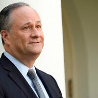 Le deuxième gentilhomme Doug Emhoff s'exprime lors d'un événement organisé dans le cadre du Mois de l'héritage juif américain, dans la roseraie de la Maison Blanche à Washington, le 20 mai 2024. (Crédit : Jacquelyn Martin/AP)