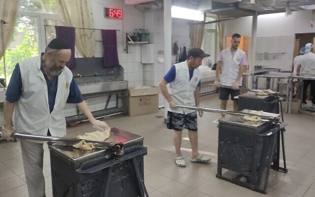 Matzot artisanales dans une usine à Dniepr, en Ukraine, le 10 juin 2024. (Crédit : Marcel Gascón Barberá/ JTA)