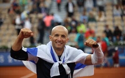 Le joueur de tennis israélien Guy Sasson célèbre sa médaille de bronze aux Jeux Paralympiques de Paris 2024, le 5 septembre 2024. (Crédit : Keren Isaacson)