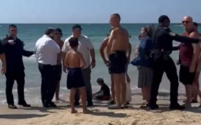 Le ministre d’extrême-droite Itamar Ben Gvir à la plave avec sa famille, se fait hurler dessus par des baigneurs sur la plage de Tel Aviv, le 6 septembre 2024. (Crédit : Capture d’écran/X)