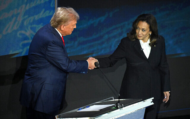 La vice-présidente américaine et candidate démocrate à la présidence Kamala Harris serrant la main de l'ancien président américain et candidat républicain à la présidence Donald Trump lors d'un débat présidentiel, au National Constitution Center, à Philadelphie, en Pennsylvanie, le 10 septembre 2024. (Crédit : Saul Loeb/AFP)