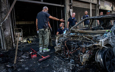 Les forces de l'ordre israéliennes sur les lieux d'une explosion à Ramle le 12 septembre 2024. (Crédit : Avshalom Sassoni/Flash90)