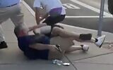 Un homme identifié comme Scott Hayes tient un pistolet pendant une bagarre avec un homme identifié qui l'a attaqué pendant un rassemblement pro-israélien à Newton (Massachusetts), le 12 septembre 2024. (Crédit : Capture d'écran/X/KassyAkiva)