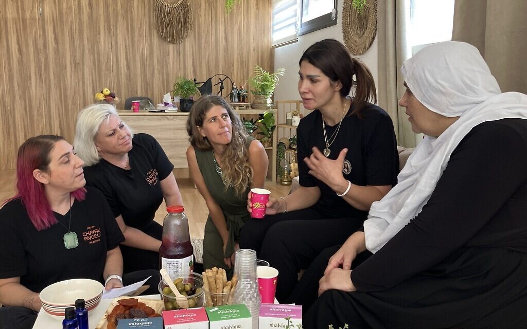 Nechama Shaina Langer, au centre, organisatrice d'une retraite de guérison à Majdal Shams. De gauche à droite, Tasha Cohen, fondatrice de Chayals Angels ; Megan Sellway ; Naela Fakher Eldin, mère d'Alma Fakher Eldin, qui a été tuée dans l'attaque du Hezbollah du 27 juillet ; et la mère de Naela, Adele Abu Jabal, le 13 septembre 2024. (Crédit : Diana Bletter/The Times of Israel) Nechama Shaina Langer, au centre, organisatrice d'une retraite de guérison à Majdal Shams. De gauche à droite, Tasha Cohen, fondatrice de Chayals Angels ; Megan Sellway ; Naela Fakher Eldin, mère d'Alma Fakher Eldin, qui a été tuée dans l'attaque du Hezbollah du 27 juillet ; et la mère de Naela, Adele Abu Jabal, le 13 septembre 2024. (Crédit : Diana Bletter/The Times of Israel)