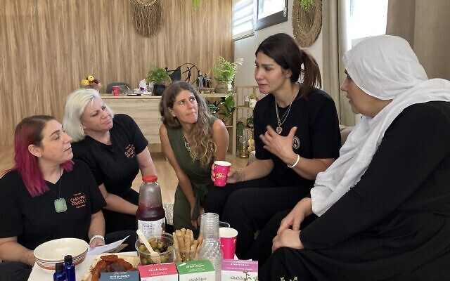 Nechama Shaina Langer, au centre, organisatrice d'une retraite de guérison à Majdal Shams. De gauche à droite, Tasha Cohen, fondatrice de Chayals Angels ; Megan Sellway ; Naela Fakher Eldin, mère d'Alma Fakher Eldin, qui a été tuée dans l'attaque du Hezbollah du 27 juillet ; et la mère de Naela, Adele Abu Jabal, le 13 septembre 2024. (Crédit : Diana Bletter/The Times of Israel)