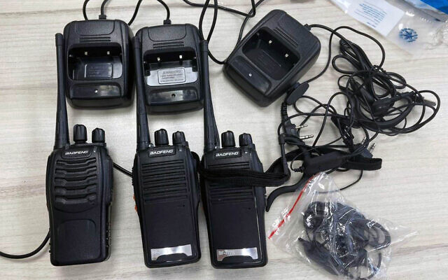 Appareils de communication saisis par le Shin Bet et Tsahal lors de l'arrestation de trois suspects accusés d'avoir planifié un attentat terroriste, août 2024. (Crédit : Police israélienne) Appareils de communication saisis par le Shin Bet et Tsahal lors de l'arrestation de trois suspects accusés d'avoir planifié un attentat terroriste, août 2024. (Crédit : Police israélienne)