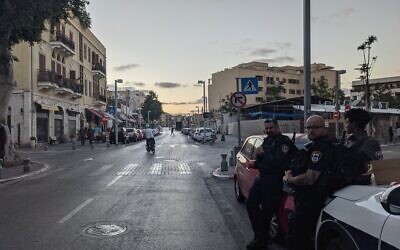 La police monte la garde sur le boulevard Oleh Tzion au nord de Jaffa, le 18 mai 2021. (Crédit : Elie Bleier)