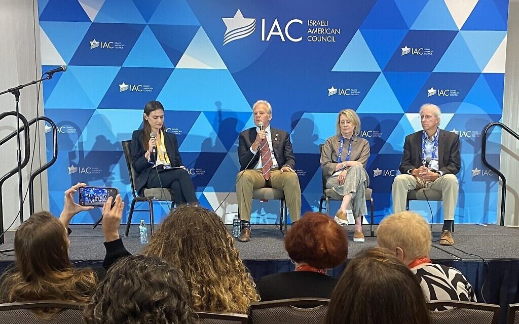 Session du sommet de l'ICA sur l'alliance américano-israélienne avec (de gauche à droite) la modératrice Yuna Leibzon, les panélistes Michael Oren, Victoria Coates et Dennis Ross, à Washington, DC, le 21 septembre 2024. (Crédit : Robert Sarner/Times of Israel) Session du sommet de l'ICA sur l'alliance américano-israélienne avec (de gauche à droite) la modératrice Yuna Leibzon, les panélistes Michael Oren, Victoria Coates et Dennis Ross, à Washington, DC, le 21 septembre 2024. (Crédit : Robert Sarner/Times of Israel)