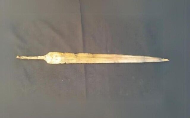 Épée égyptienne de l'époque du Nouvel Empire gravée du nom de Ramsès II, découverte dans le delta du Nil, sur une photo non datée. (Crédit : Conseil suprême des antiquités égyptiennes) Épée égyptienne de l'époque du Nouvel Empire gravée du nom de Ramsès II, découverte dans le delta du Nil, sur une photo non datée. (Crédit : Conseil suprême des antiquités égyptiennes)