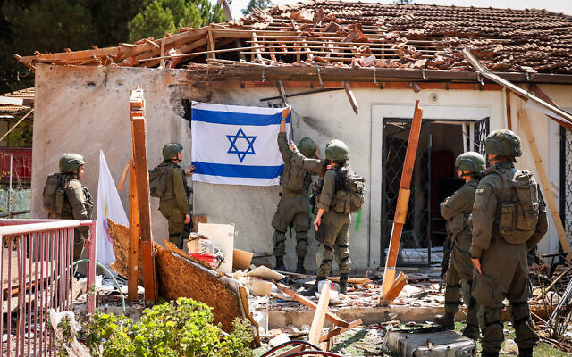 Une maison touchée par un missile du Hezbollah dans la ville septentrionale de Safed, le 25 septembre 2024. (Crédit : David Cohen/Flash90)