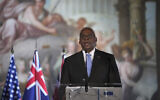 Le secrétaire américain à la Défense, Lloyd Austin, s'exprime lors d'une conférence de presse à l'occasion de la réunion des ministres de la Défense d'AUKUS à l'Old Royal Naval College, Greenwich, Londres, le 26 septembre 2024. (Crédit : Kin Cheung/AP)