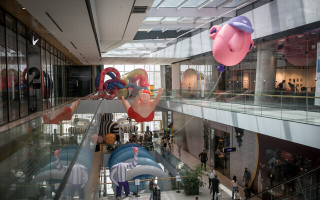 Le nouveau centre commercial Azrieli Sarona Mall à Tel Aviv, le 25 avril 2024. (Crédit : Miriam Alster/FLASH90)