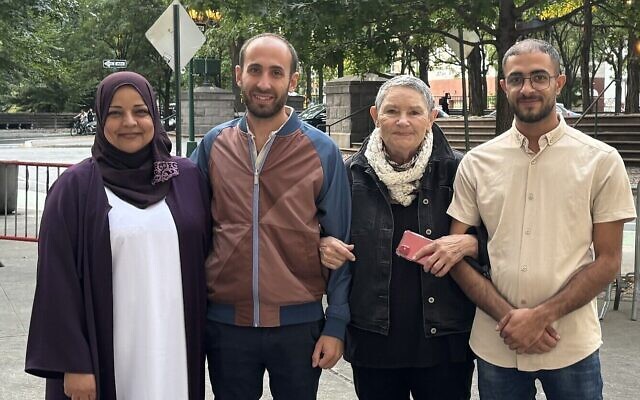 Layla Alsheikh, à gauche, Yonatan Zeigen, deuxième à gauche, Robi Damelin, deuxième à droite et Arab Aramin devant l'Africa Center le 18 septembre 2024. (Crédit : Cathryn J. Prince/ Times of Israel)