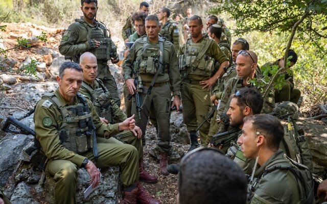Le chef d'état-major de l'armée israélienne, le lieutenant-général Herzi Halevi, s'entretenant avec des officiers et des soldats lors d'un exercice dans le nord d'Israël, le 25 septembre 2024. (Crédit : Armée israélienne)