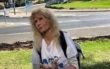 Orna Shimoni, entamant une grève de la faim au nom de la libération des otages, devant la Knesset, le 20 septembre 2024. (Crédit : Capture d'écran/X ; utilisée conformément à l'article 27a de la loi sur le droit d'auteur)