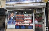 Le bureau de Manhattan du représentant new-yorkais Adriano Espaillat vandalisé avec des graffitis anti-Israël, le 27 septembre 2024. (Crédit : Ben Sales/JTA)