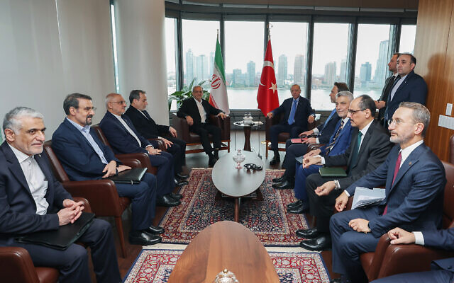 Le président turc Recep Tayyip Erdogan rencontrant le président iranien Massoud Pezeshkian en marge de l'Assemblée générale de l'ONU, 23 septembre 2024. (Crédit : Présidence turque)