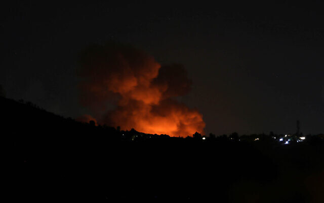 Des volutes de fumée s'élèvent sur le site d'une frappe aérienne israélienne à Marjayoun, près de la frontière avec Israël, le 21 septembre 2024. (Crédit : Karamallah Daher/Reuters)